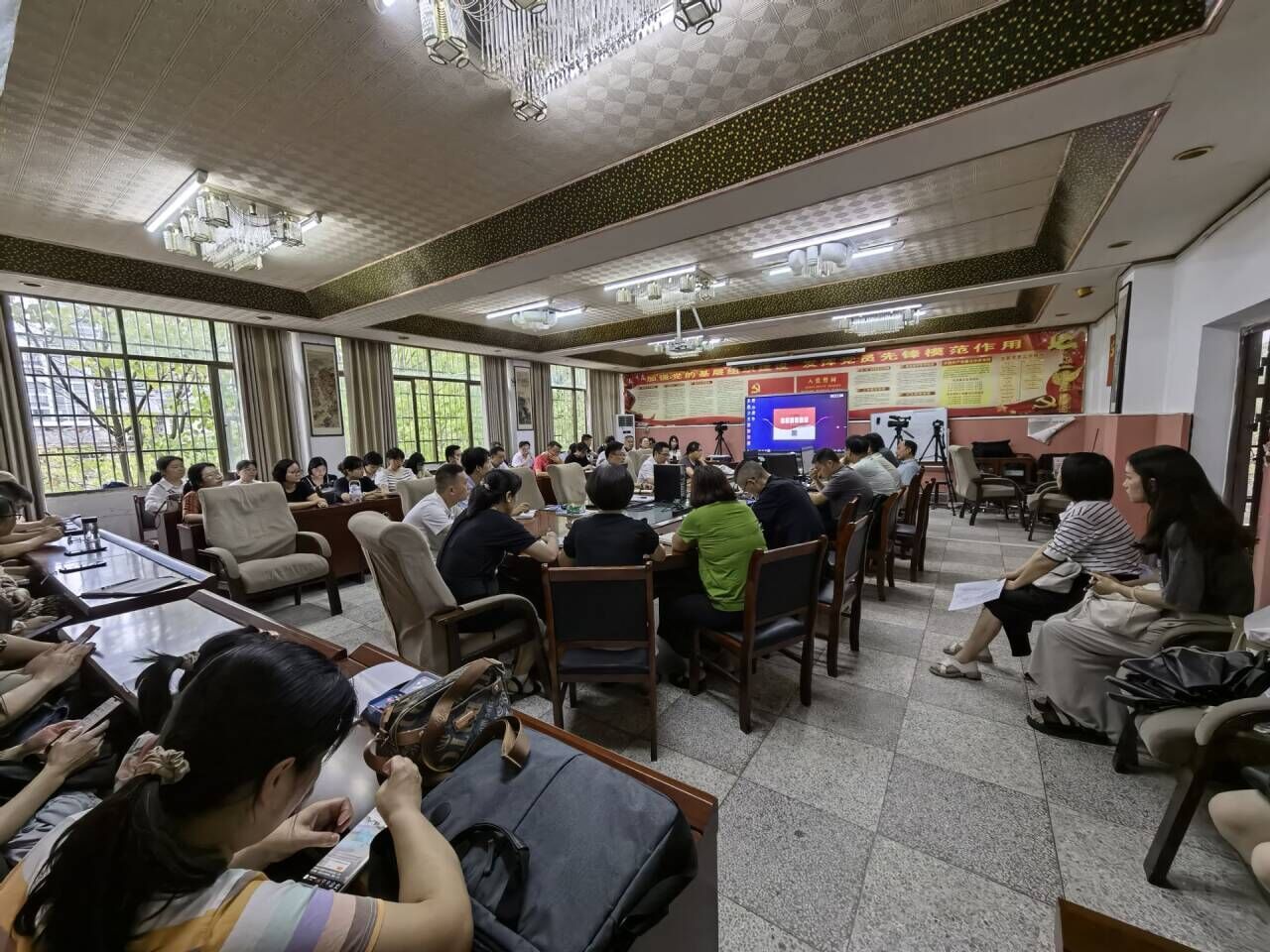 新学期工作布置会.jpg